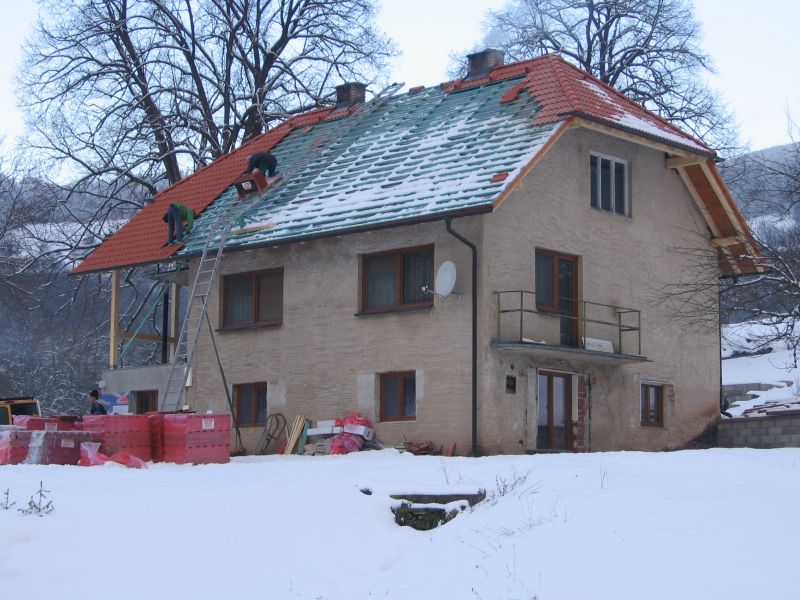 Oprava střechy - poškození vyřeší výměna střešní krytiny, oprava krovu