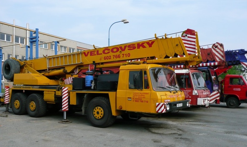 Teleskopický autojeřáb Tatra AD 28 - půjčovna Brno