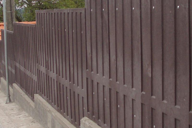 Desky Traplast jako ploty a protihlukové stěny