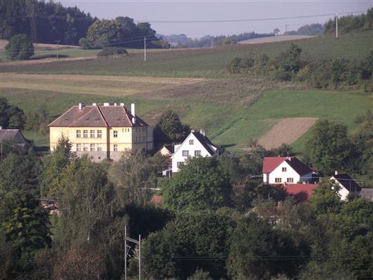 Obec Kovčín s blízkým Kovčínským rybníkem, největším v západních Čechách