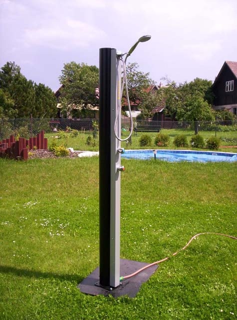 Solární zahradní sprcha Teramo Borovnička – hliníková nádrž pro rychlý ohřev vody