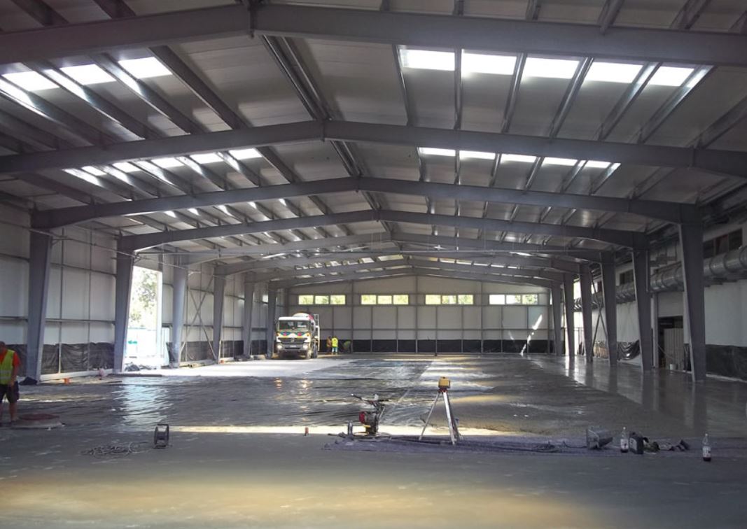 Pancéřové betonové podlahy se vsypem pro výrobní haly, těžké průmyslové provozy, garáže