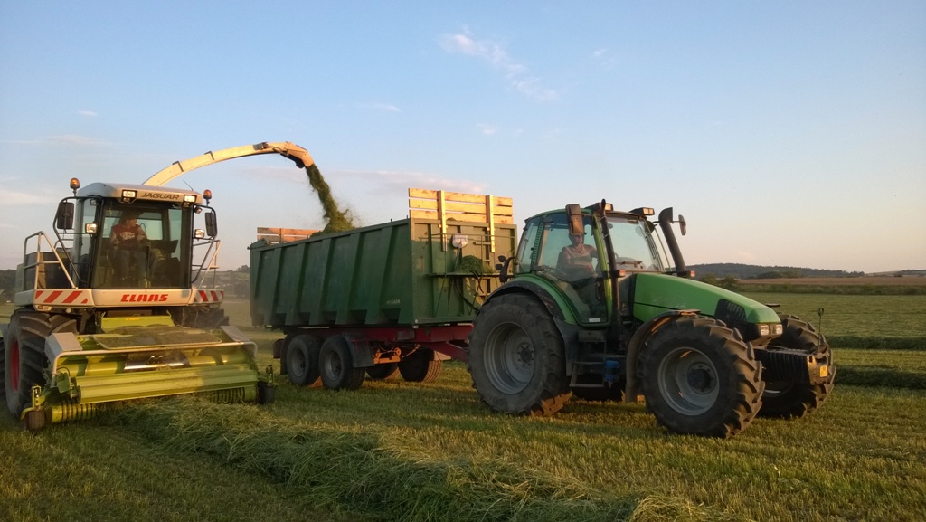 Sklizňové a zemní práce - ochrana rostlin, hnojení, servis traktoru