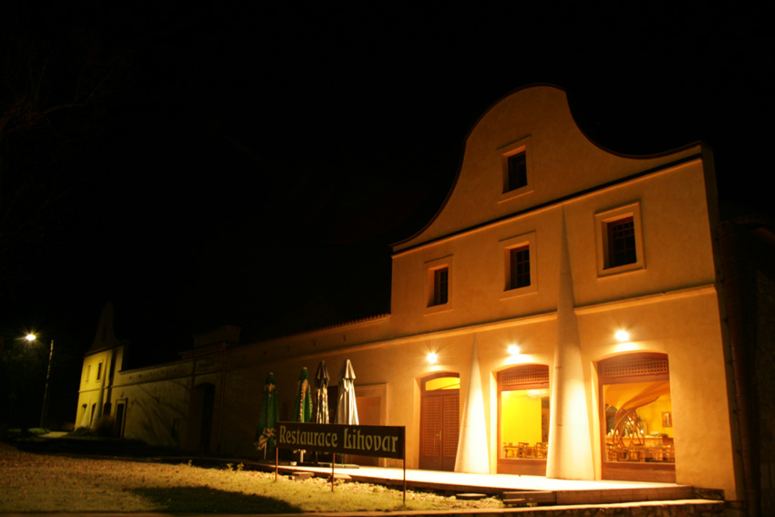 Hotel Antoň  poskytuje ubytování v historickém jádru města Telč s bezbariérovým přístupem