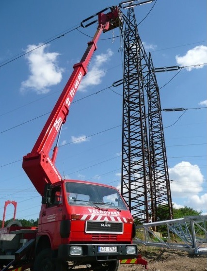Pracovní montážní plošina na podvozku nákladního auta Brno