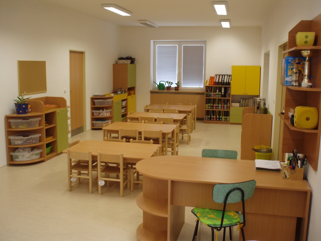 Vybavení interiéru MŠ, školních zařízení, družiny - výroba dětské stoly, židle, lehátka