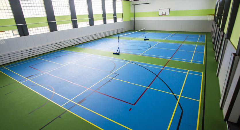 Moderní tělocvična a venkovní kurty – badminton, tenis, florbal, nohejbal, házená