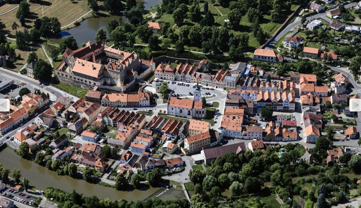 Horšovský Týn, město v údolí Radbuzy s historickým centrem s měšťanskými domy