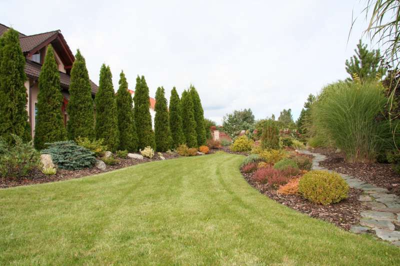 Podzimní odborná údržba zahrady – hrabání listí a zazimování rostlin a stromů