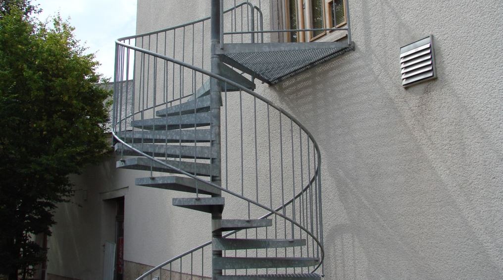 Točitá kovová schodiště i v kombinaci s dalšími materiály, zakázková výroba schodišť