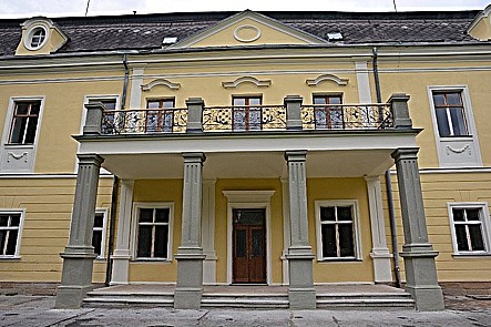 Město Paskov v Moravskoslezském kraji, zrekonstruovaný zámek s muzeem a kapličkou