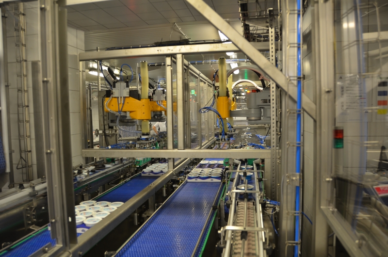 Robotizovaná linka pro balení a paletizaci Chrudim – dopravníková linka pro mlékárenský provoz