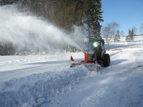 Výroba a prodej sněhových fréz Chrudim – snadné odstranění sněhu a ledu ze silnic a chodníků