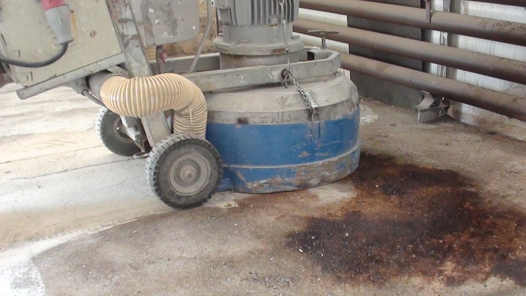 Lokální odstranění zaolejování – sanace olejových skvrn okolo strojů