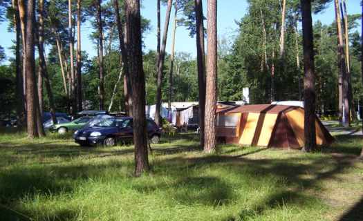 Kempování u rybníka Hluboký, vlastní stany a karavany, příjemné ubytování v chatkách