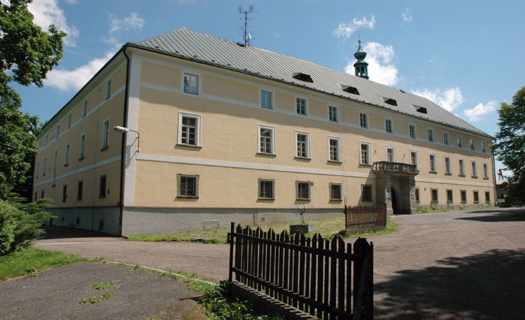 Malebná obec Oselce na jižním Plzeňsku s barokním zámkem, kaplí sv. Markéty i kostelem