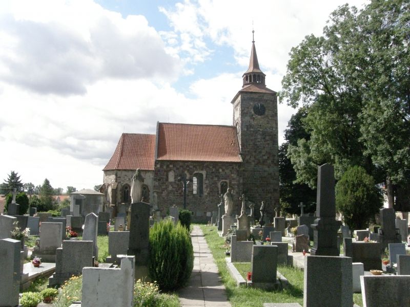 Kostelní věž jako viditelný symbol obce Pečky