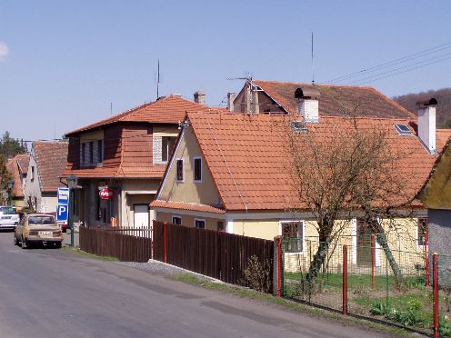 Karlova Ves, obec na Rakovnicku se starým hradem Týřov, v listnaté části CHKO Křivoklátsko