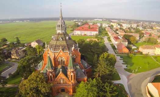 Novogotický Kostel Navštívení Panny Marie, zajímavý architektonický klenot města Břeclav