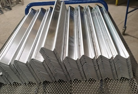 CNC ohraňování - ohýbání plechů na CNC lisech