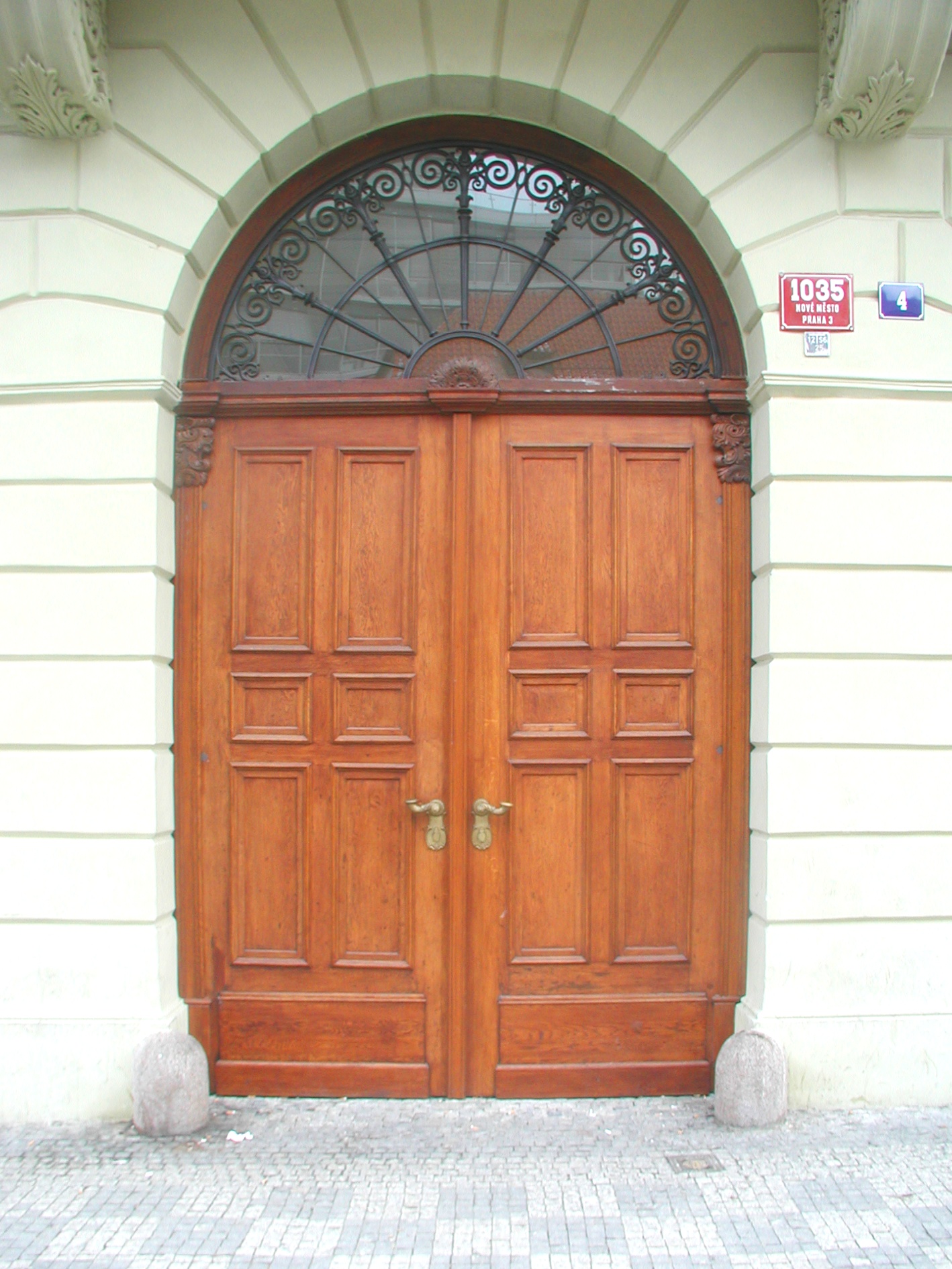 Restaurování - renovace dveří historických budov Praha a okolí