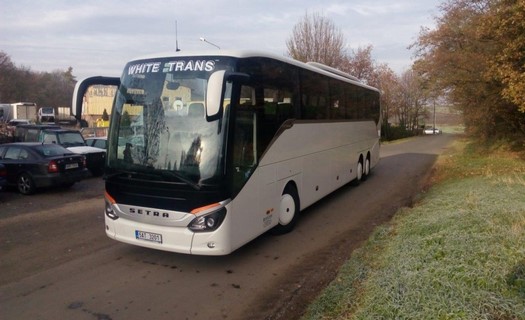 Autobusová doprava a přeprava osobními vozy na profesionální úrovni s wifi připojením