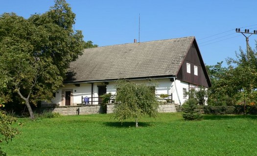Obec Veselá, pahorkatina v blízkosti CHKO Český Ráj s místními spolky i lidovými tradicemi