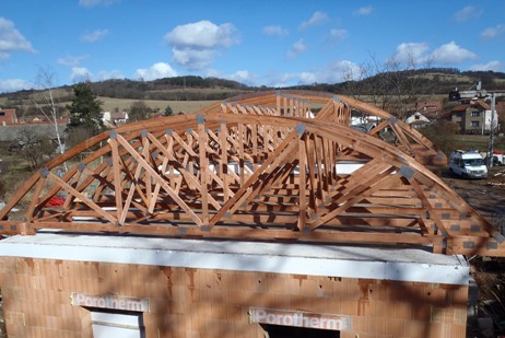 Příhradové vazníky a střešní konstrukce pro všechny typy střech