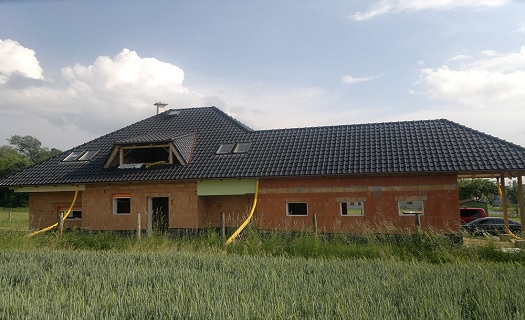 Kompletní realizace šikmé i ploché střechy včetně klempířských prvků a montáže oken