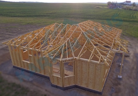 Výroba a montáž stěnových panelů na dřevostavby – rychle postavená hrubá stavba domů na klíč