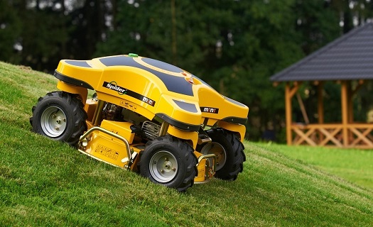 Profesionálne udržiavaný trávnik, efektívny výsledok - kosačky, mulčovače a traktory