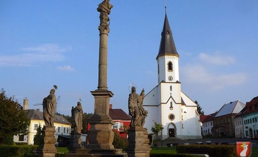 Město Osečná  v Libereckém kraji, Lázně Kundratice, Čertova zeď, Sousoší Tří svatých, kostel