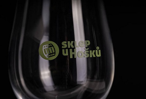 Zakázková výroba skleniček na víno s potiskem pro hotely, bary, restaurace, vinařství