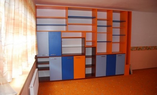 Výroba dřevěného nábytku na míru Brno, od návrhu po realizaci dětských pokojů, kanceláří, kuchyní