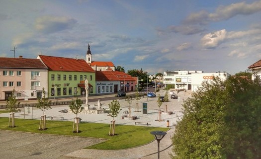Město Hrušovany nad Jevišovkou poblíž hranic s Rakouskem, turistická destinace, empírový zámek
