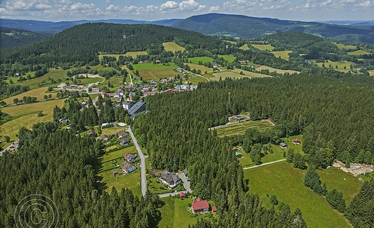 Turistická obec Srní v centru NP Šumava s historickými stavbami