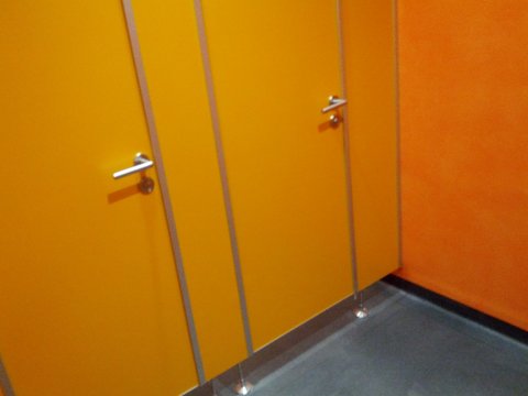 Toaletní zařízení pro veřejné prostory, montáž