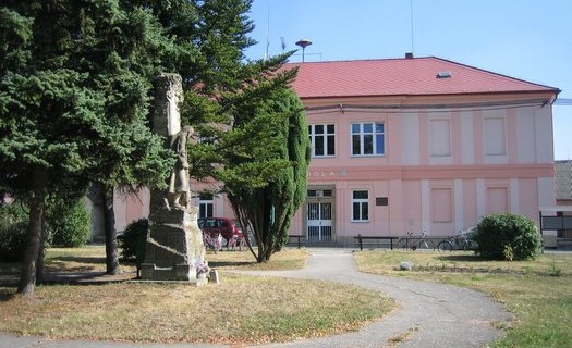 Základní škola a Mateřská škola, Lovčice, okres Hradec Králové, malotřídní škola rodinného typu