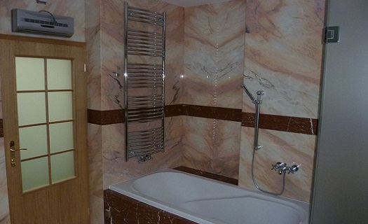 Interiérové obklady koupelen z mramoru