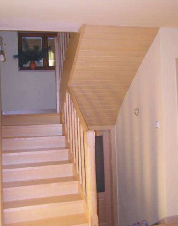 Interiéry Opava, výroba kuchyně, dřevěné schodiště, dveře, skříně