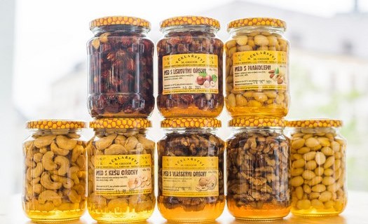 Prodej medů nejen od českých včelařů Brno, oříšky naložené v medu