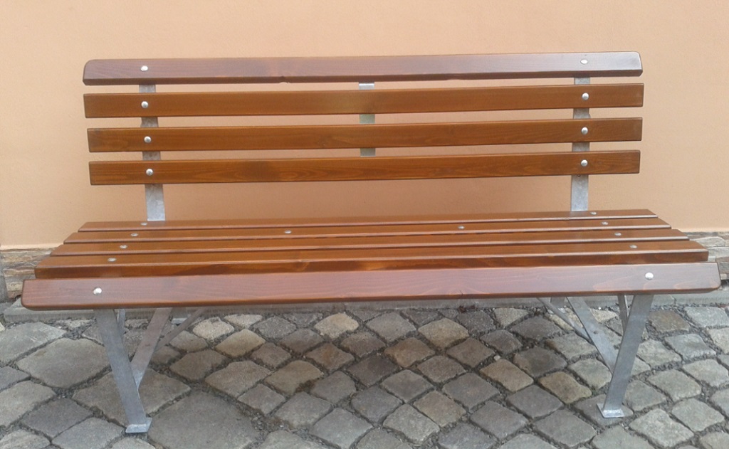 Odolné zahradní lavičky na 50 let, která se vyrábí ze dřeva a kovu