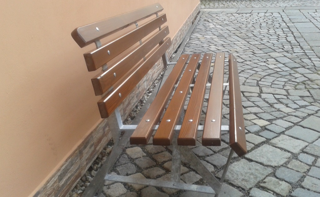 Zahradní litinové lavičky ze dřeva a kovu