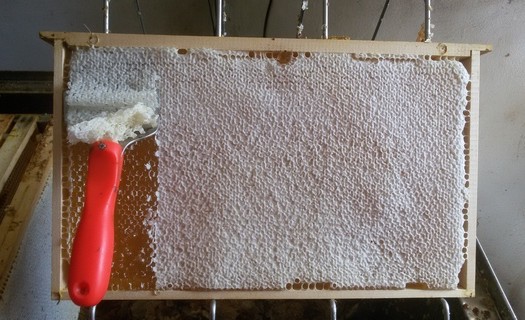 Med z Dobřeně okres Kutná Hora, ruční odvíčkování vidličkou