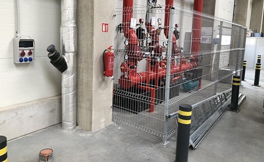 Instalace ochranných prvků pro sprinklery – sloupky, stěny z pevného pletiva