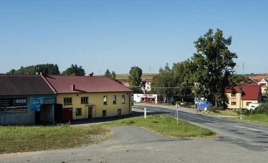 Obec Sazomín, okres Žďár nad Sázavou, dominantou je zvonice při hlavní silnici