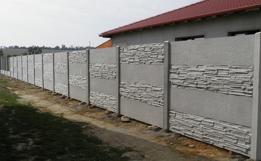 Betonové ploty a oplocení – celobetonové, s výplní ze dřeva nebo kovu