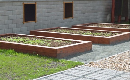 Terapeutické zahrady – zahradní mobiliář pro handicapované, starší a méně pohyblivé občany
