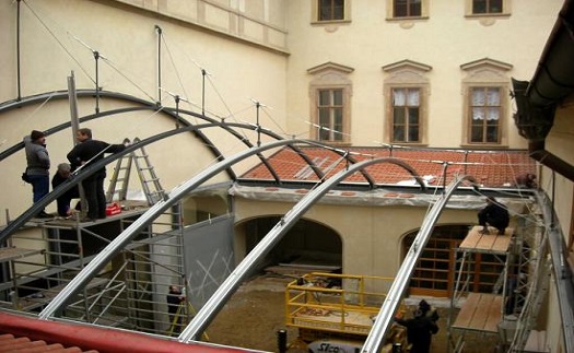 Zámečnické konstrukce na klíč – ocelové, kovové schodiště, balkóny, zábradlí, terasy