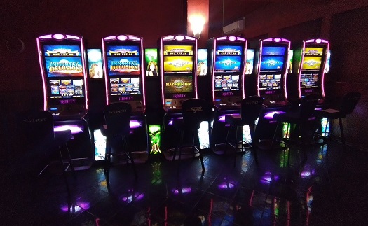 Moderní klimatizované casino s možností občerstvení v baru a wifi připojením